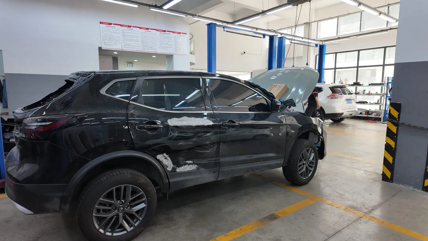 友祥汽车售后车间黑色SUV工位检修