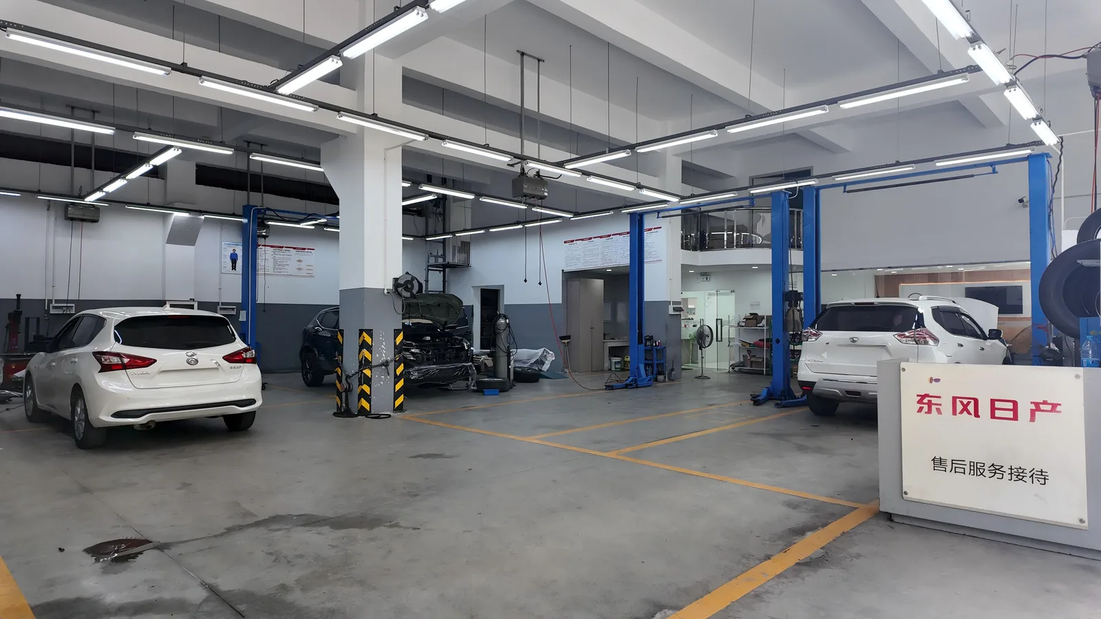 友祥汽车售后车间举升机作业 车险理赔指南